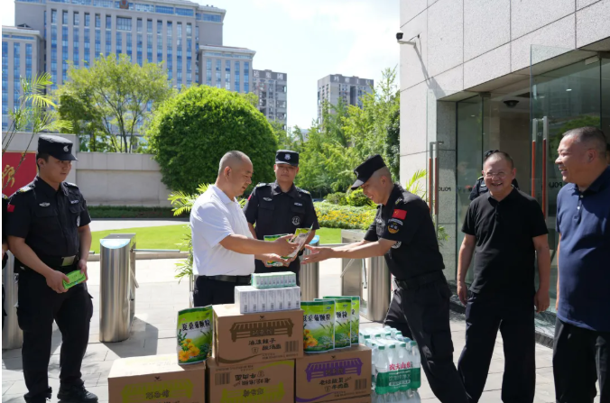 重庆市保安协会赴会员单位基层开展夏季高温慰问活动